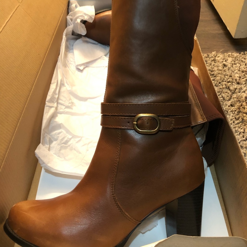Women’s zip up boots
